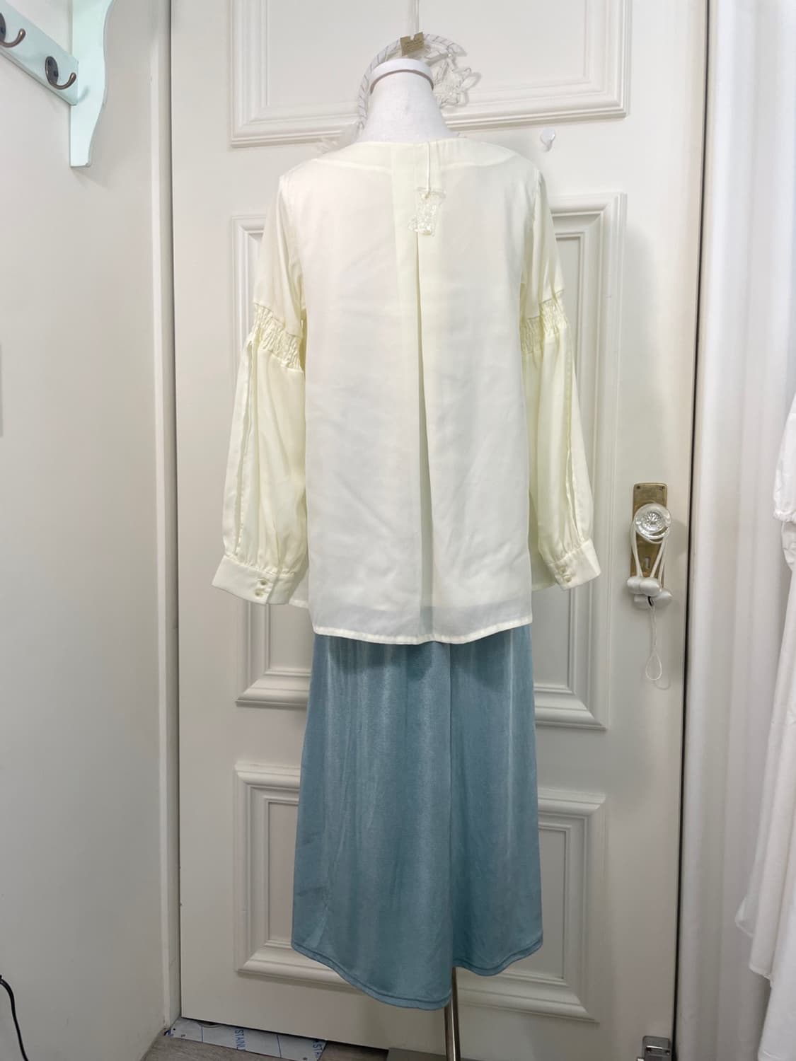 cream ivory lace-up sleeve shirring over 상품이미지4