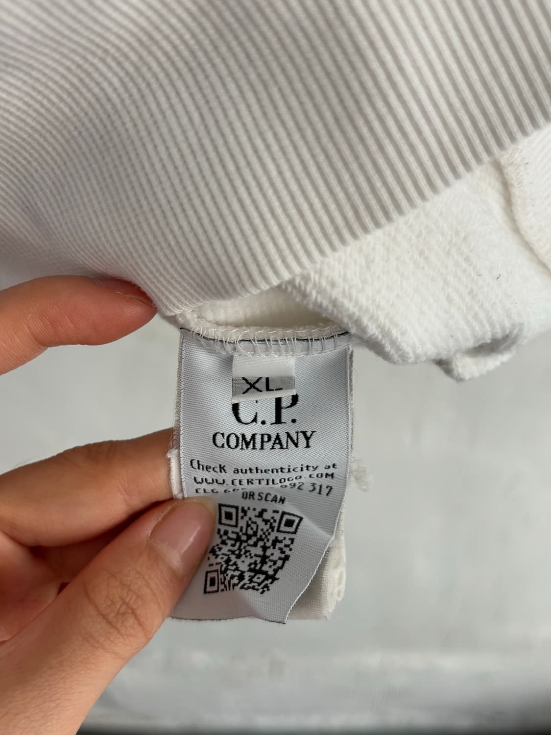 CP 컴퍼니 와펜 크루넥 화이트 스웻셔츠 상품이미지6