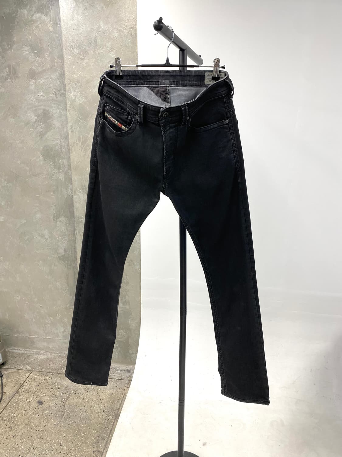 [28] Diesel 디젤 THAVAR 블랙 코팅 슬림진 상품이미지1