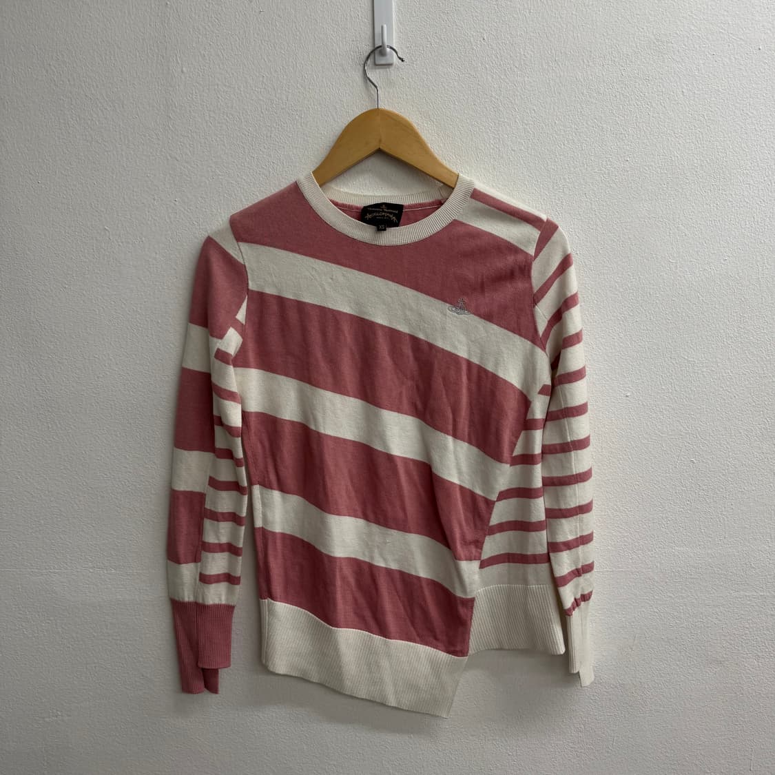 비비안 웨스트우드 비대칭 사선 스트라이프 언발란스니트xs 상품이미지1