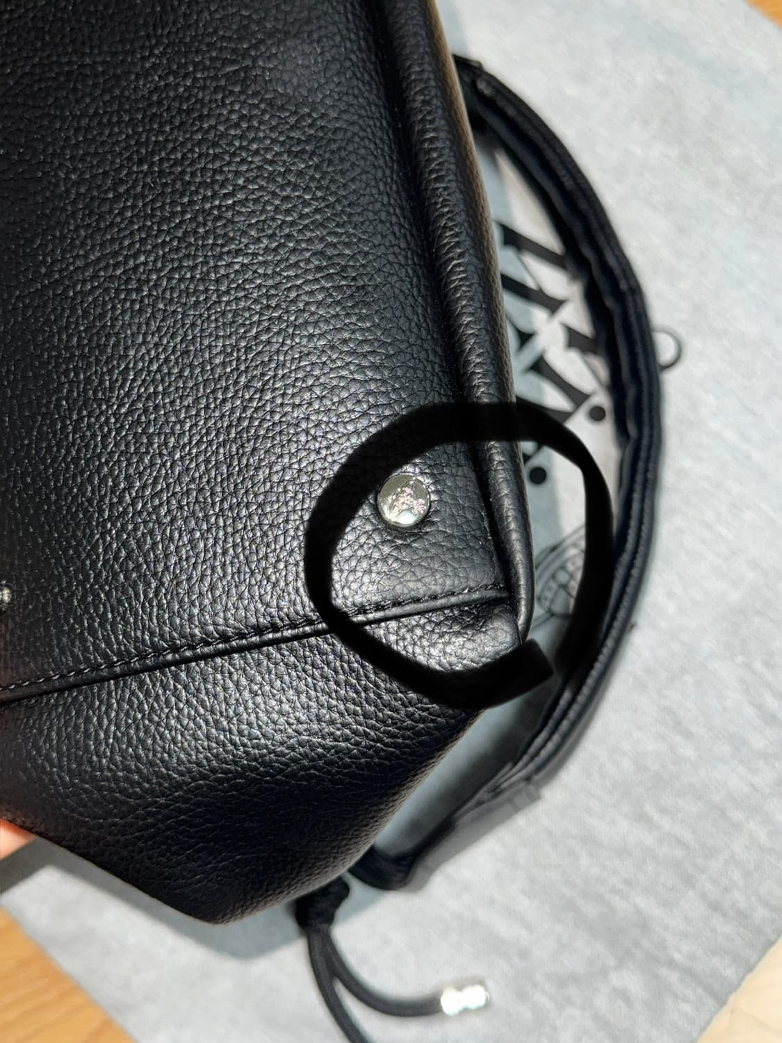 Vivian Westwood 비비안 웨스트우드 힐러리 스몰 버킷백 블랙 상품이미지3