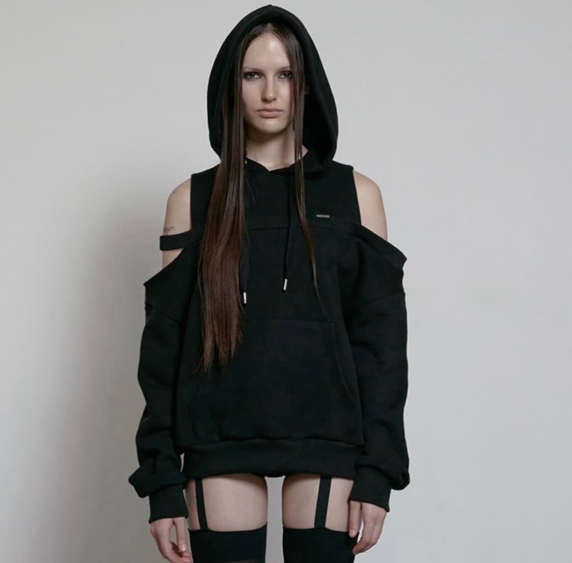 보헤미안서울 컷아웃 오프숄더 후드 후디 상품이미지1