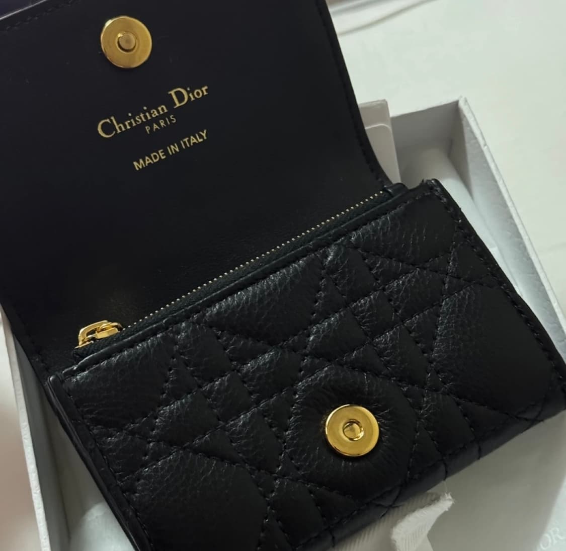 디올 카로 XS 블랙 지갑 상품이미지4