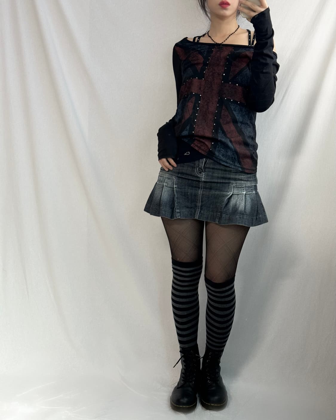 유니온 잭 큐빅 디테일 와이드 넥 롱 슬리브 티 상품이미지3