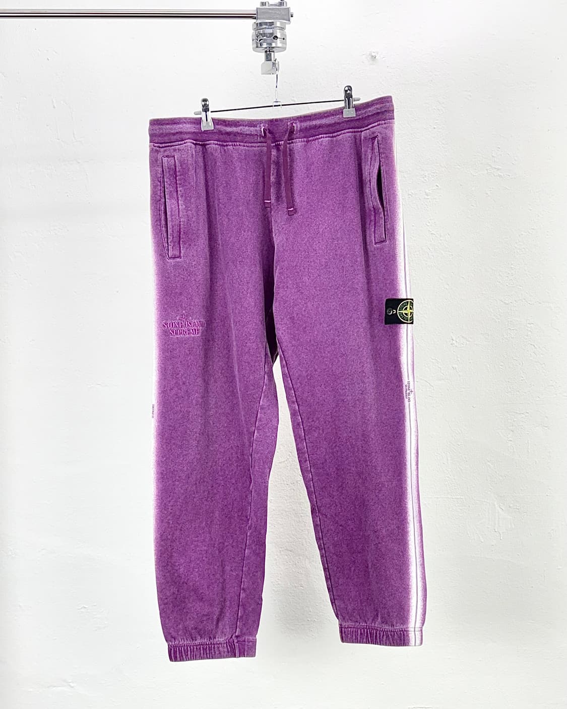 스톤아일랜드 x 슈프림 22ss 스트라이프 퍼플 스웨트 팬츠 상품이미지1