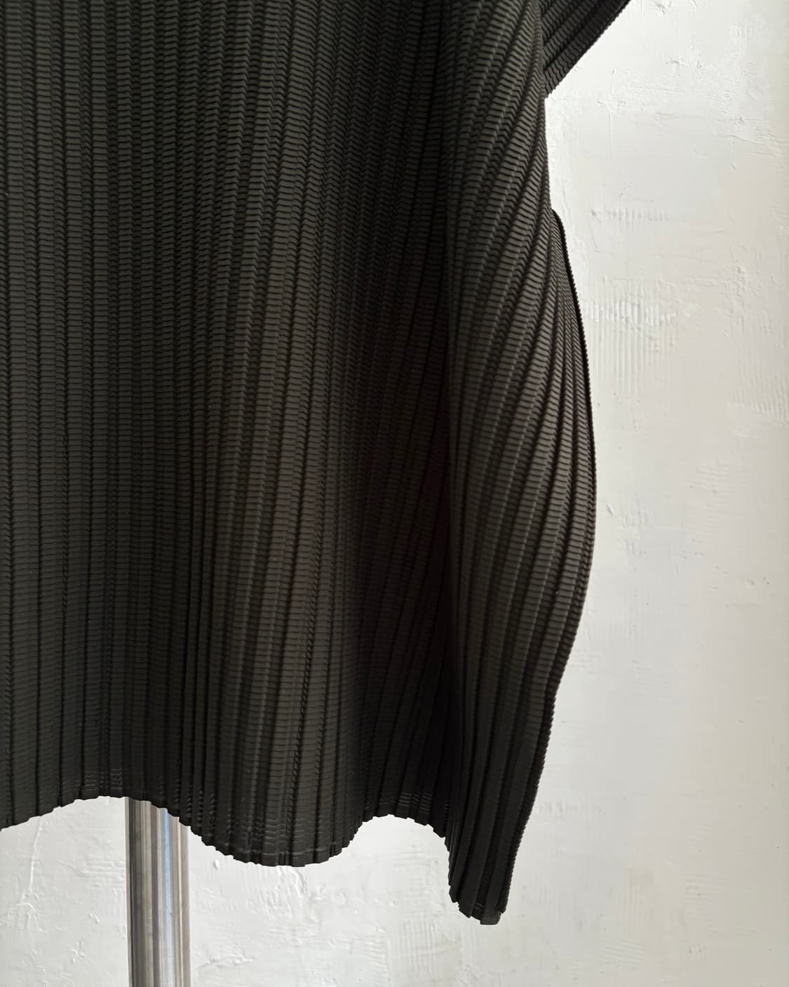 Issey Miyake me 이세이미야케 딥카키 보트넥 플리츠 티셔츠 상품이미지7