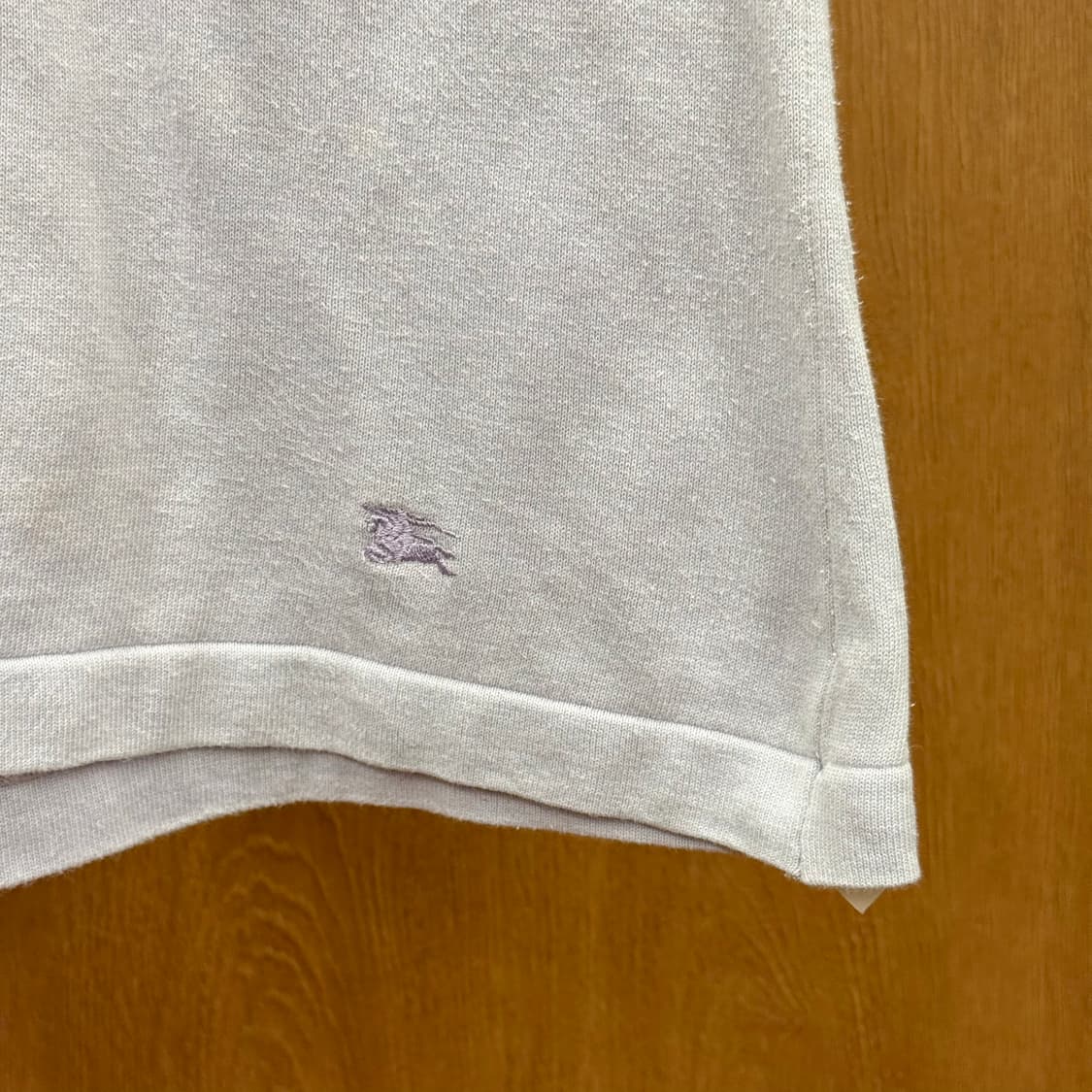 버버리 런던 브이넥 반팔 니트 티셔츠 클래식 로고 자수 슬림핏 연보라 상품이미지6