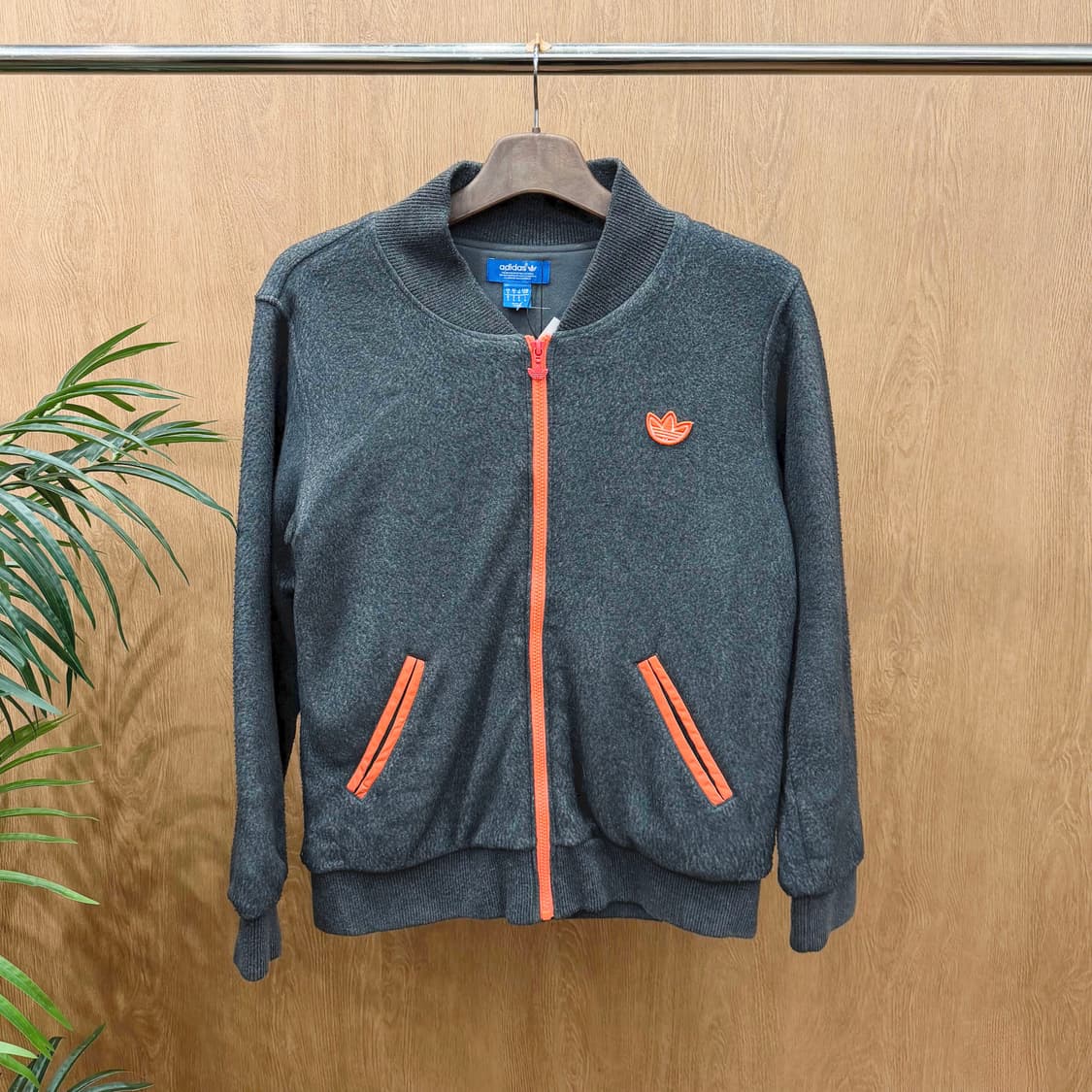 아디다스 오리지널스 집업 자켓 트레포일 로고 오렌지 라인 디테일 차콜 상품이미지1