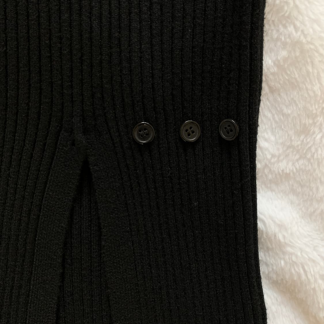 반폴라 옆트임 버튼조절 골지 슬림 블랙 니트 상품이미지7