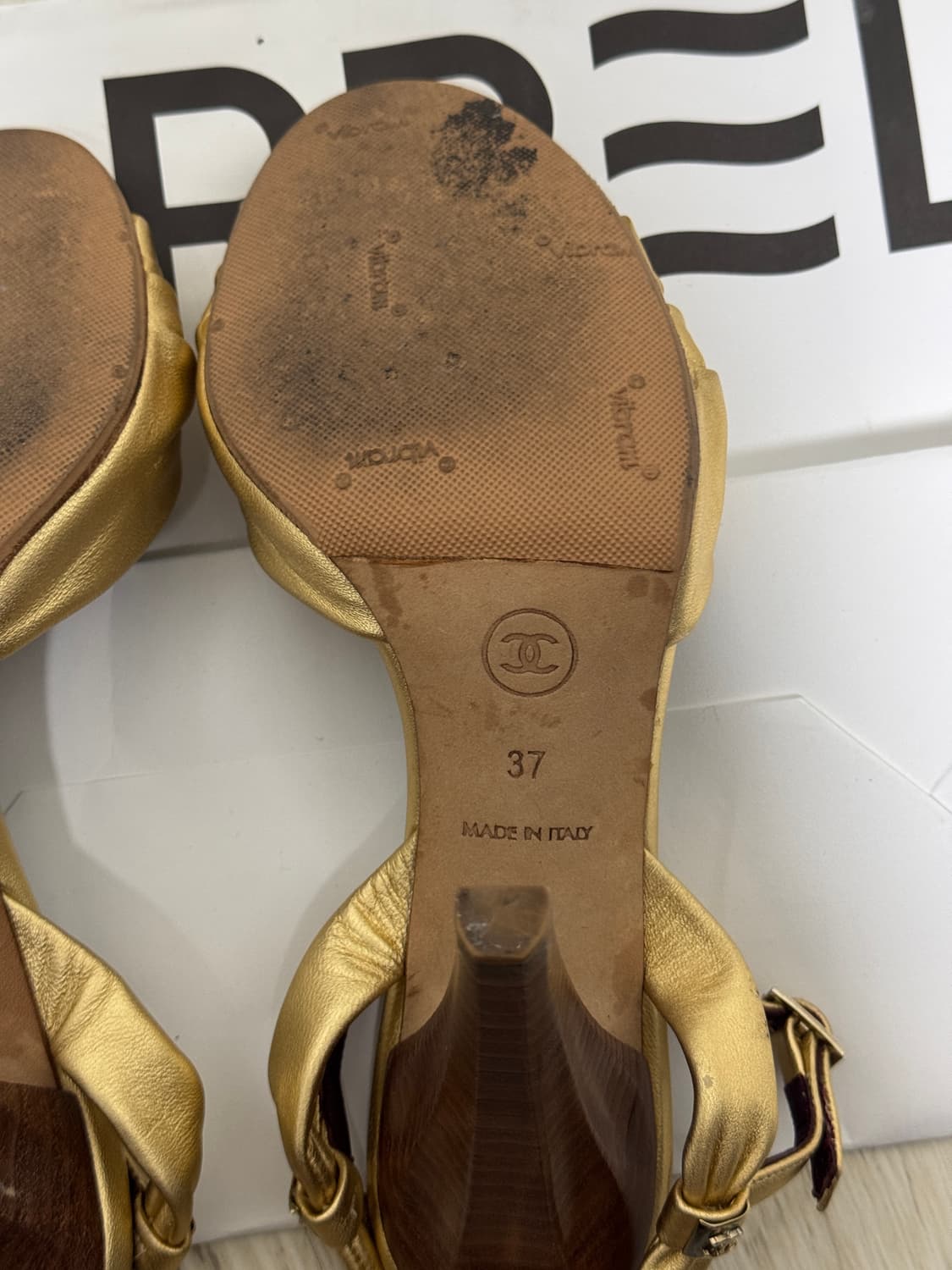 (정품) 샤넬 금색 샌들 37사이즈 상품이미지4