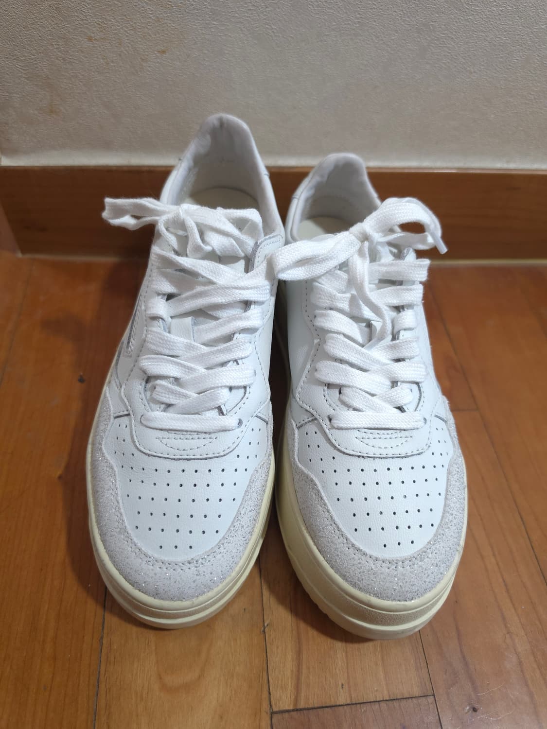 오트리 메달리스트 화이트 스니커즈 상품이미지3