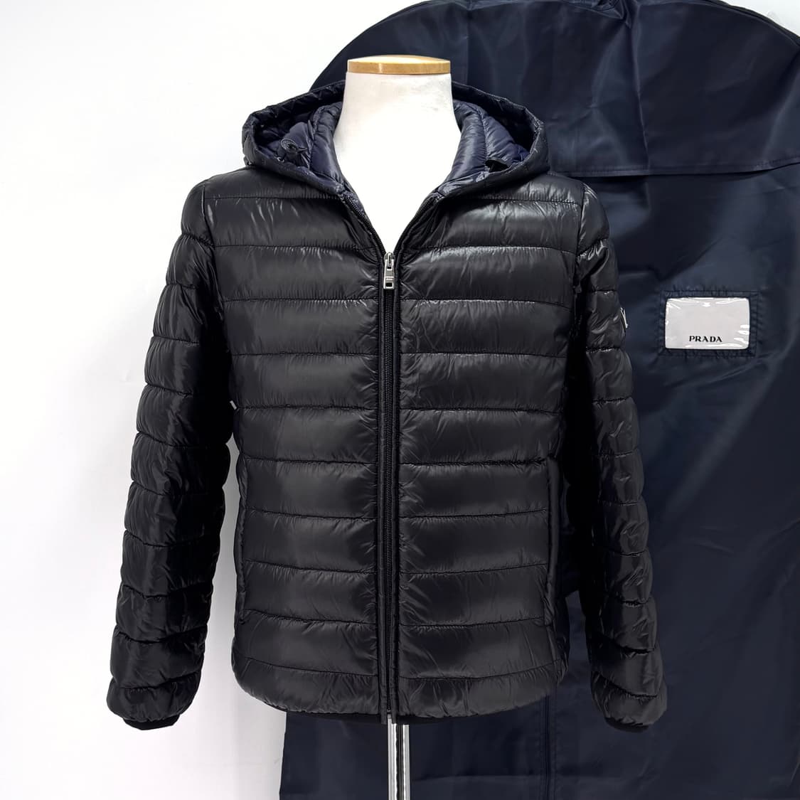 [40사이즈] 프라다 삼각로고 후드 경량패딩 블랙 (292009) 상품이미지3