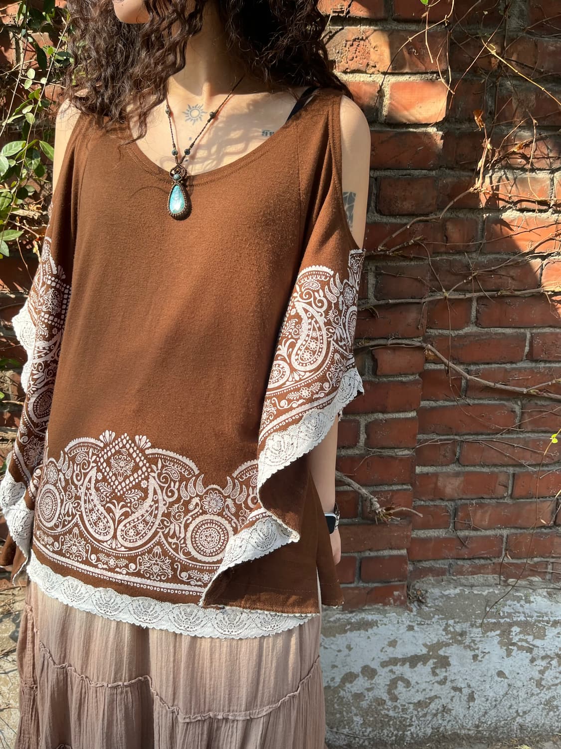 브라운 페이즐리 어깨 트임 탑 상품이미지2