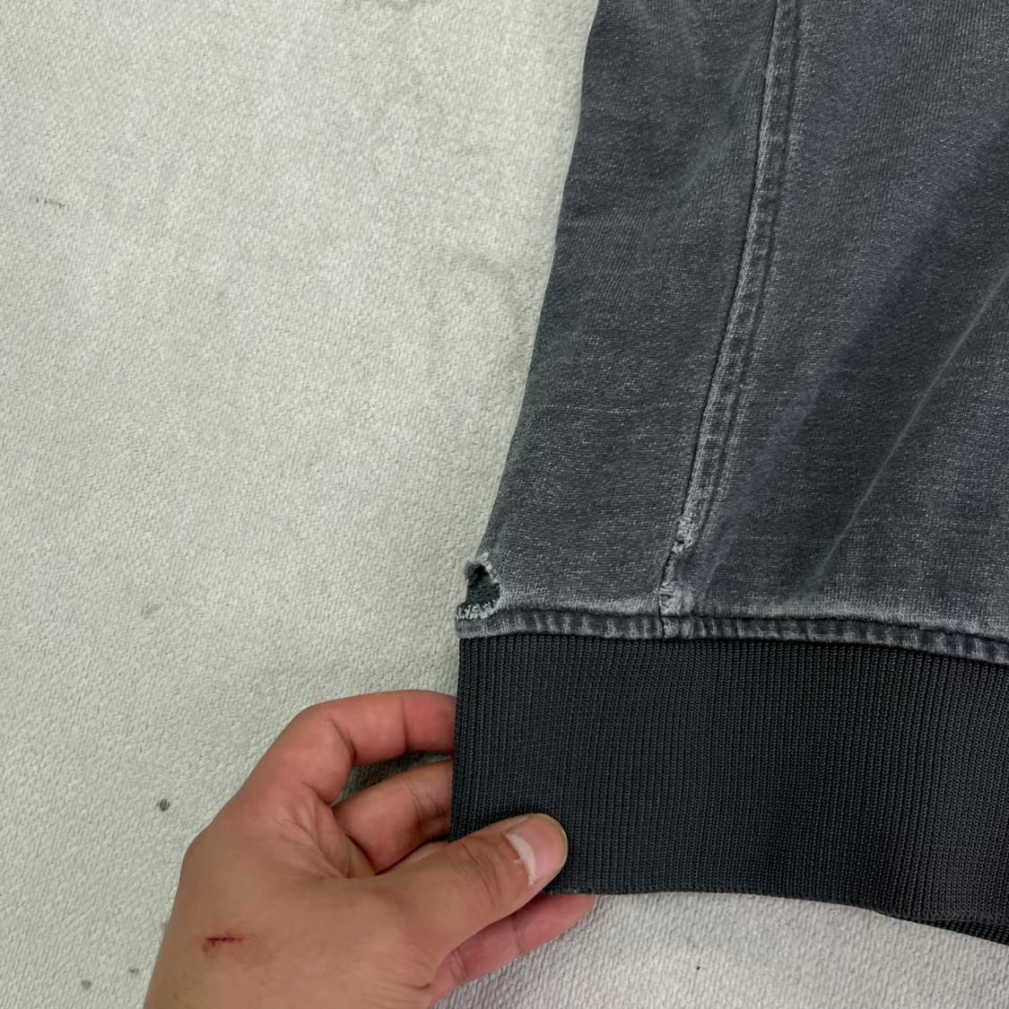 105 솔리드 옴므 데미지 피그먼트 맨투맨  상품이미지6