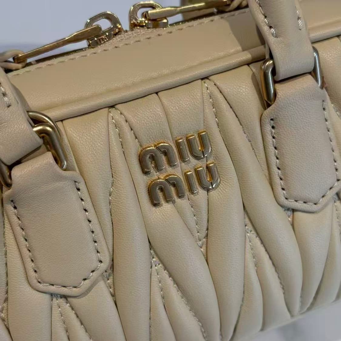 미우 미우 아르카디 마테라쎄 나파 레더 미니백1 상품이미지6