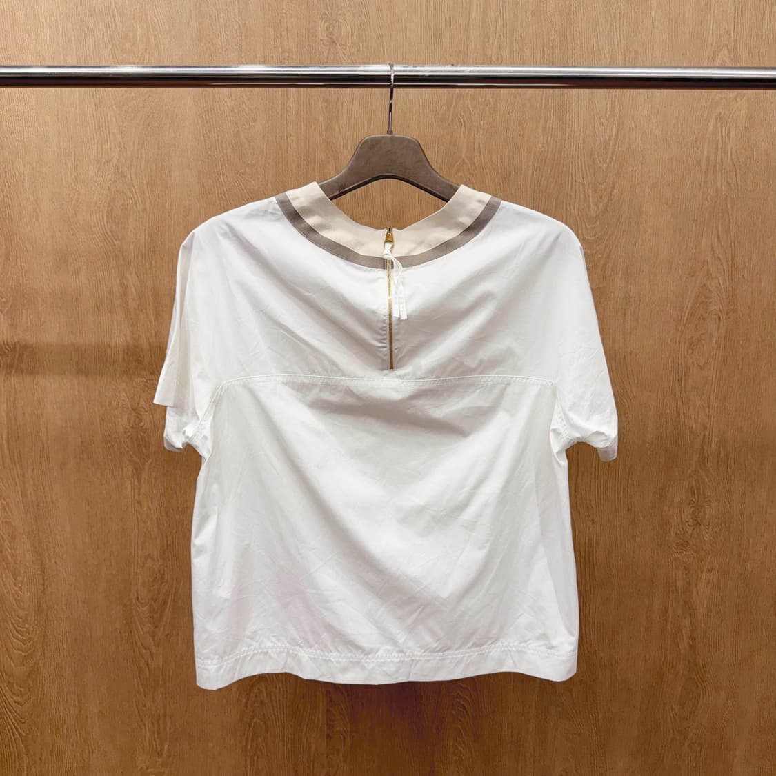 아뇨나 반팔 블라우스 후면 지퍼 디테일 화이트 배색 넥라인 상품이미지3