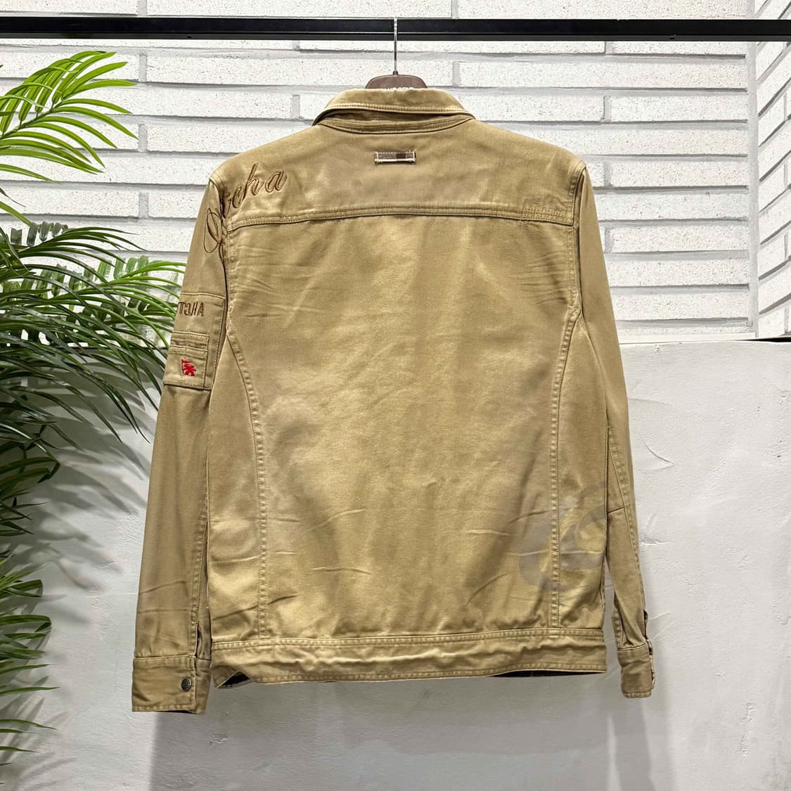 GOTCHA 갓차 Y2K 데님 트러커자켓 레터링 암포켓 디테일 베이지 상품이미지2