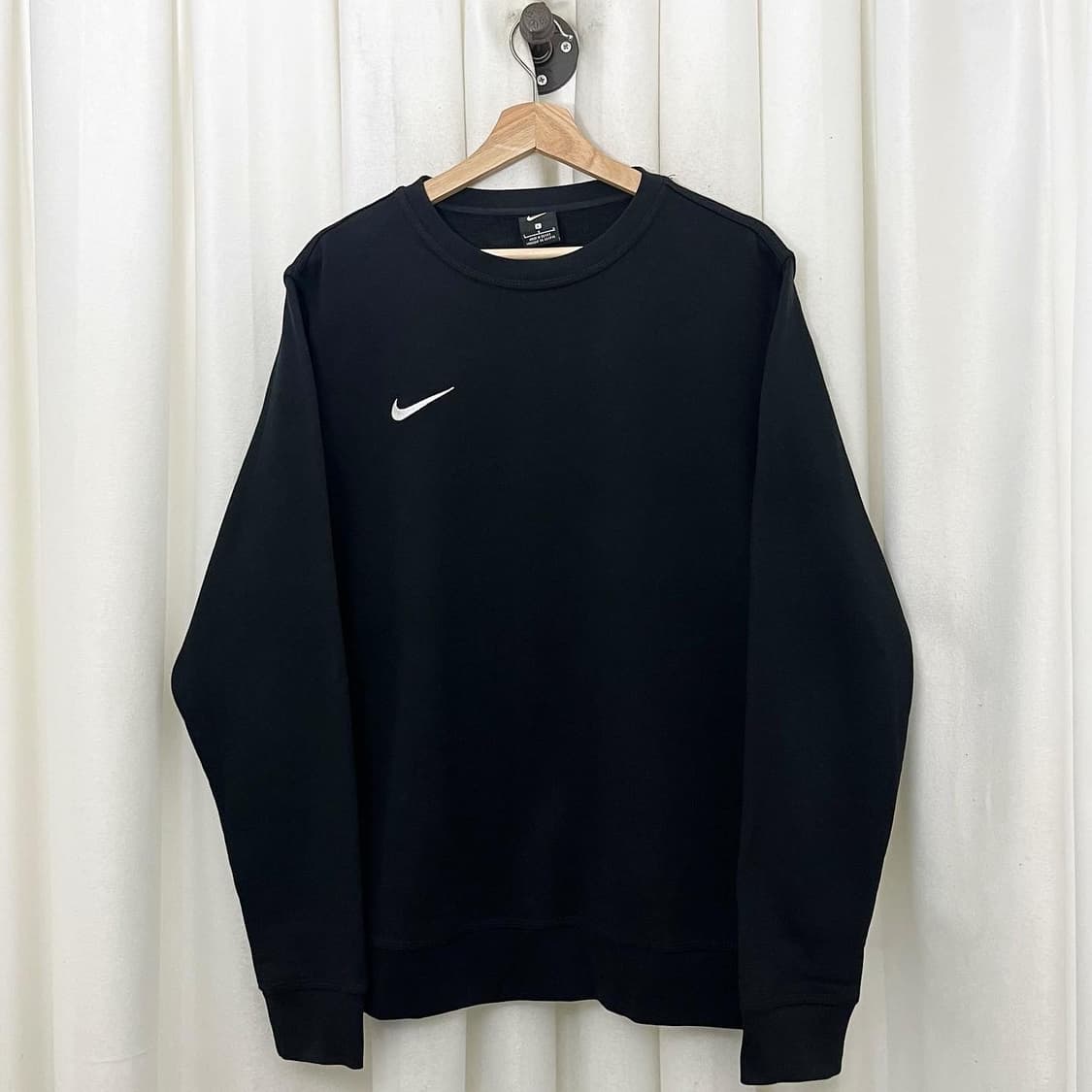 나이키 블랙 라운드 스몰로고 맨투맨 상품이미지1