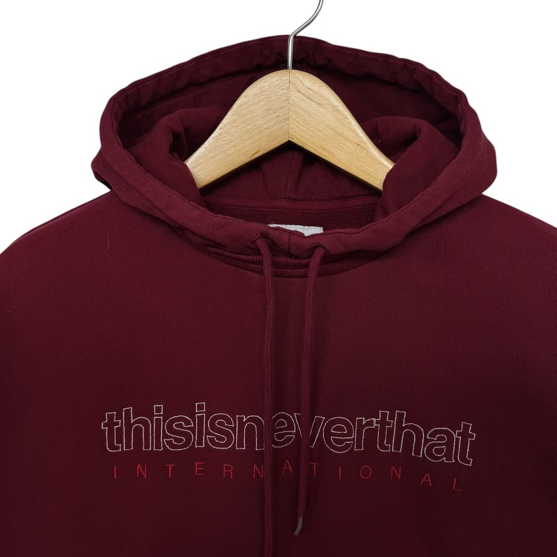 디스이즈네버댓 인터네셔널 자수로고 후드티 버건디 상품이미지2