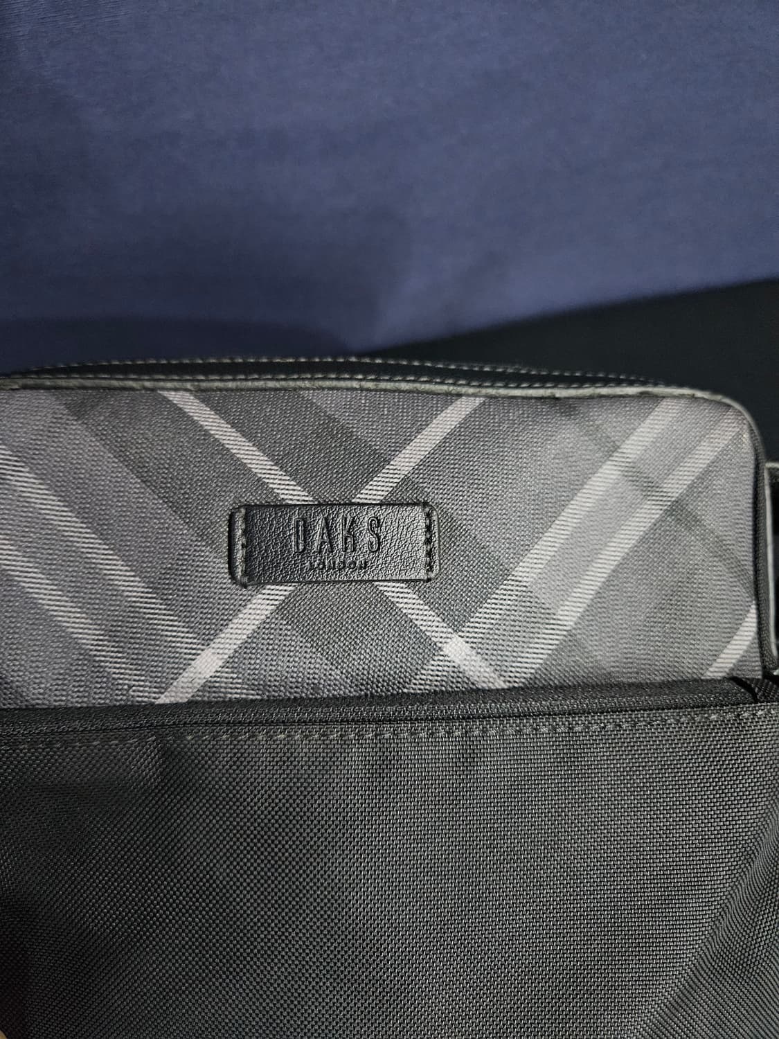 닥스 블랙 남성 크로스백  상품이미지8