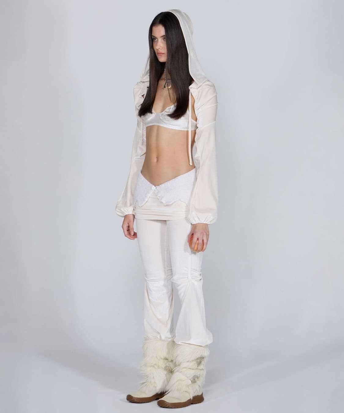 스컬프터(SCULPTOR) 벨벳 셔링 후드 볼레로 크롭 탑 아이보리 상품이미지1