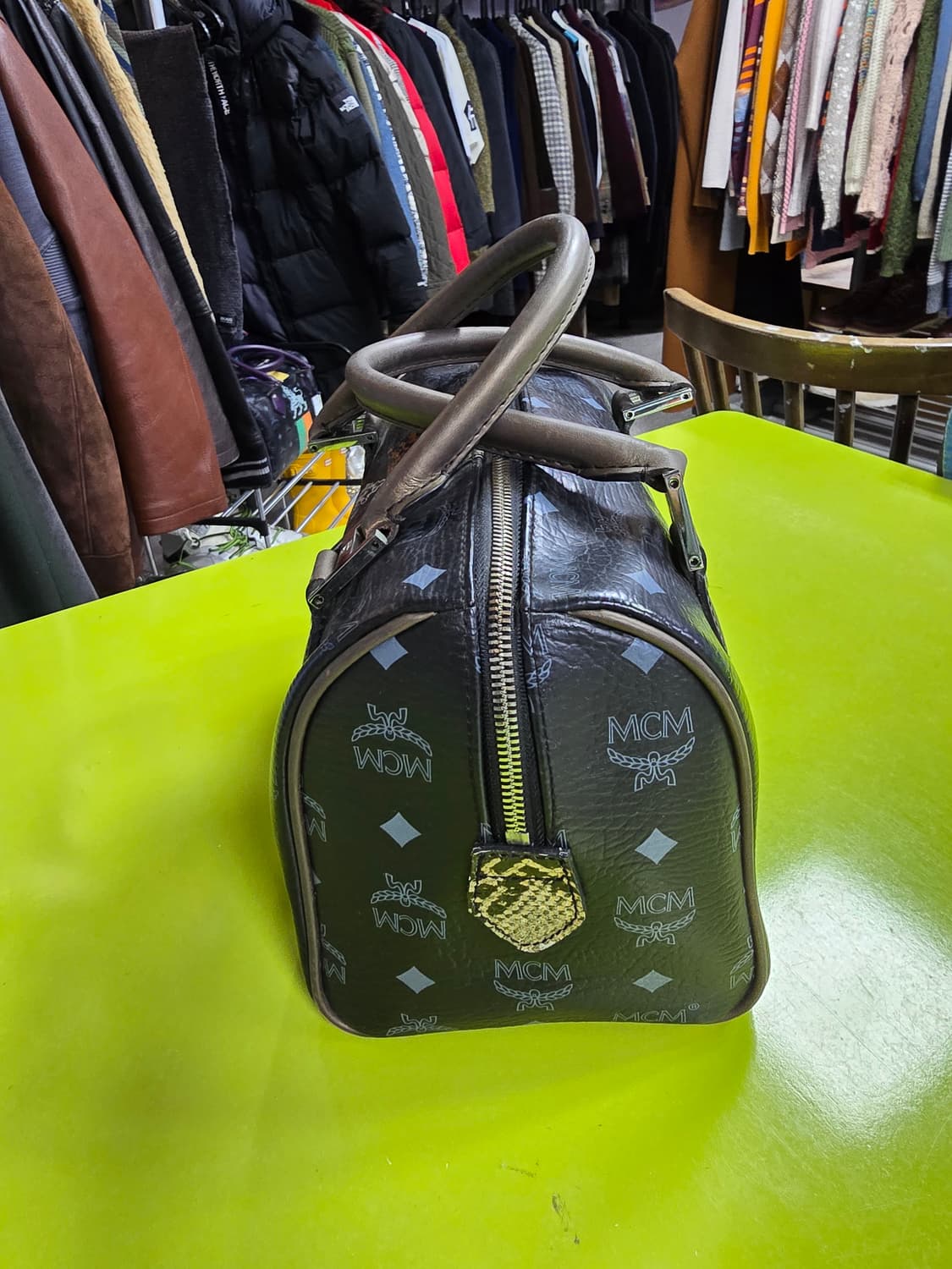 MCM 블랙 보스턴백 라이언 프린팅 (1380) 상품이미지4