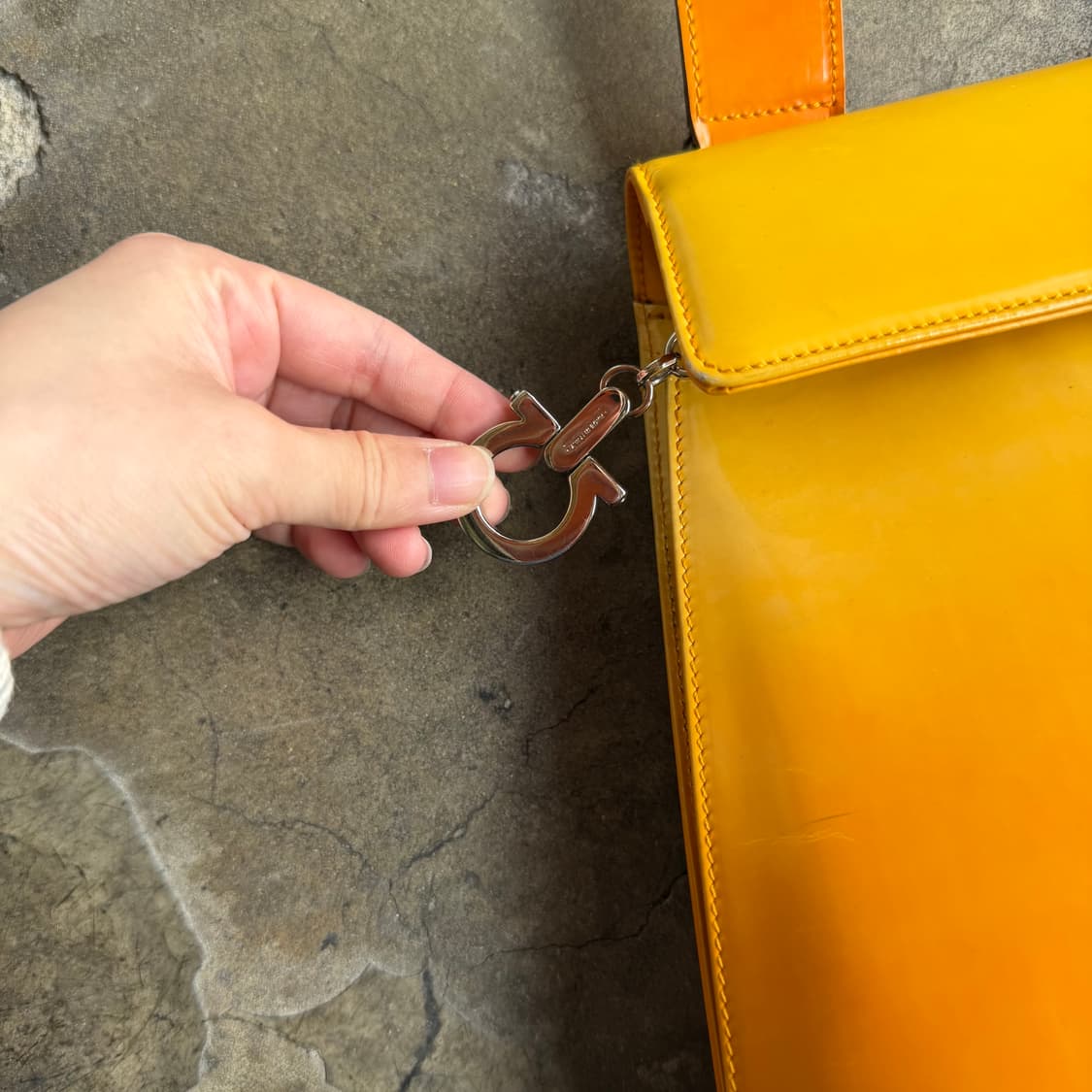 페레가모 그라데이션 간치니 지퍼 숄더백 상품이미지4