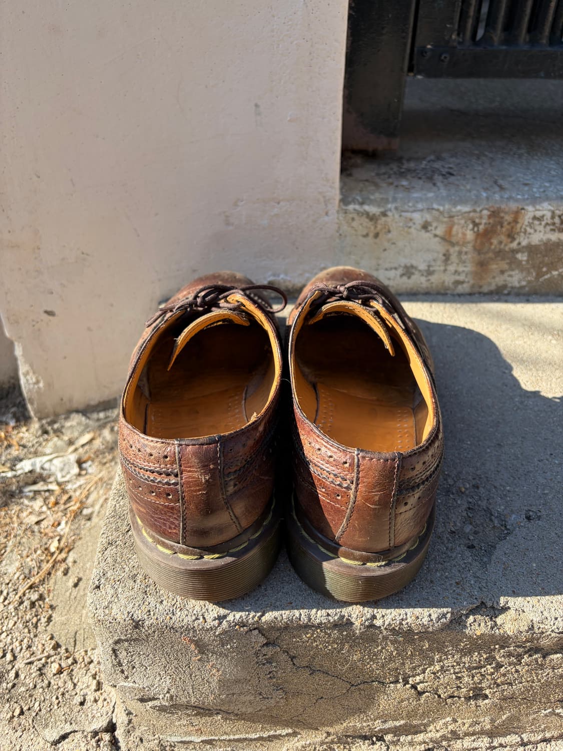 Dr. Martens 브라운 빈티지 브로그 더비 슈즈 상품이미지3