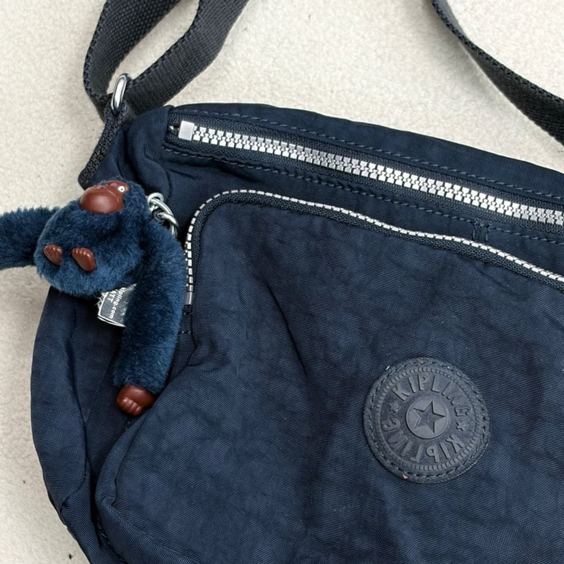 KIPLING 네이비 크로스백 상품이미지2