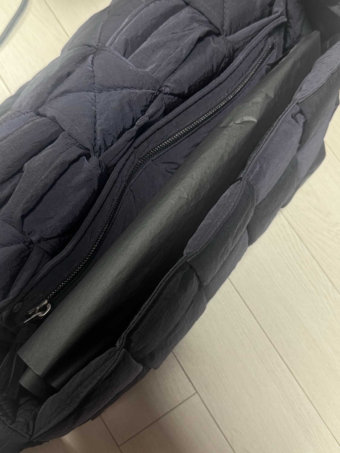 보테가 패딩 카세트백 네이비 색상 라자 판매합니다 상품이미지2