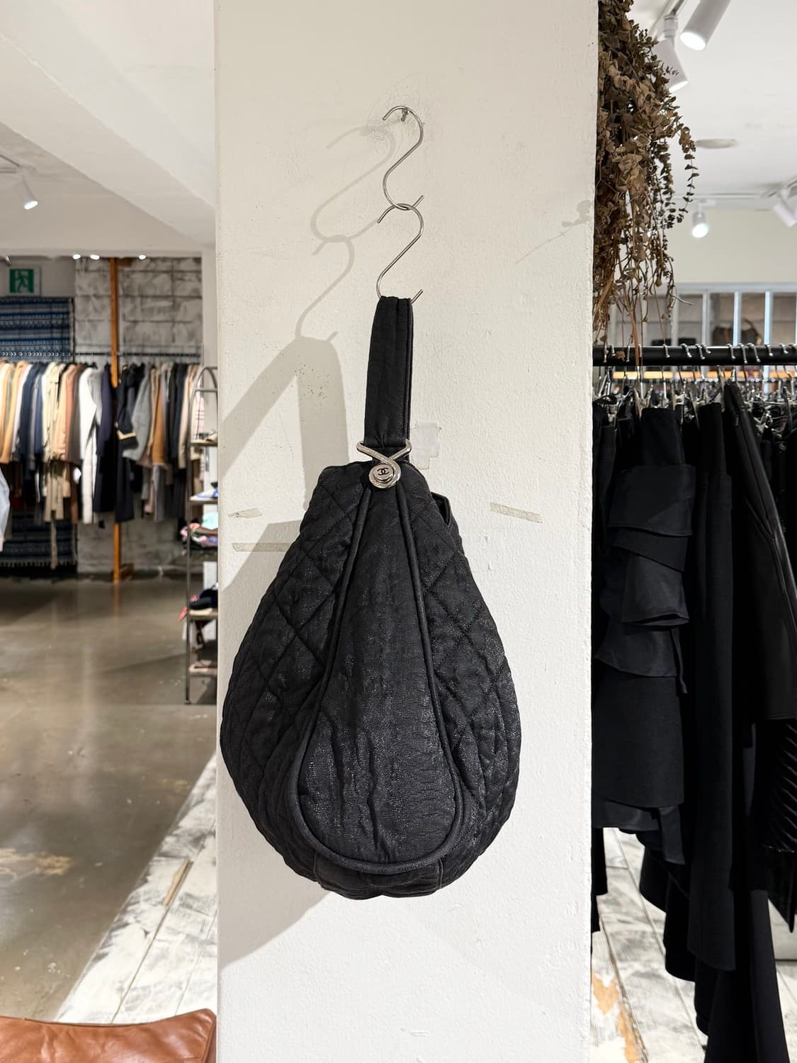 샤넬 블랙 퀼팅 패브릭 라지 호보 숄더백 상품이미지4