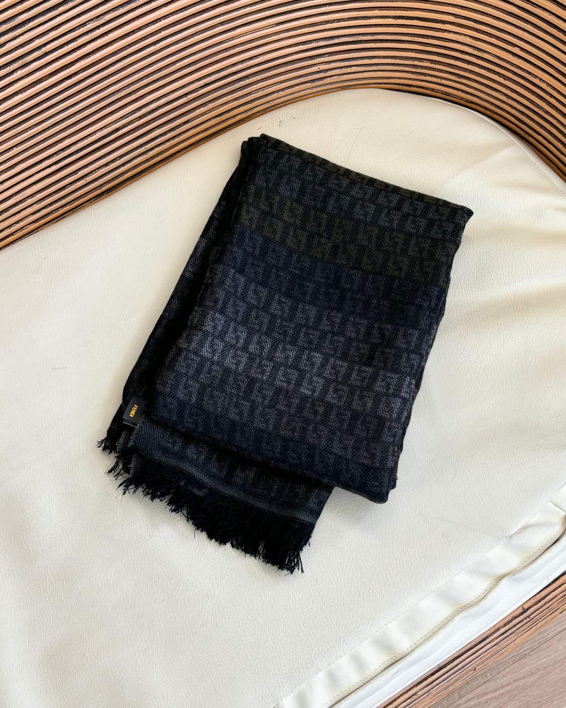 펜디 네이비 주카 머플러  상품이미지1