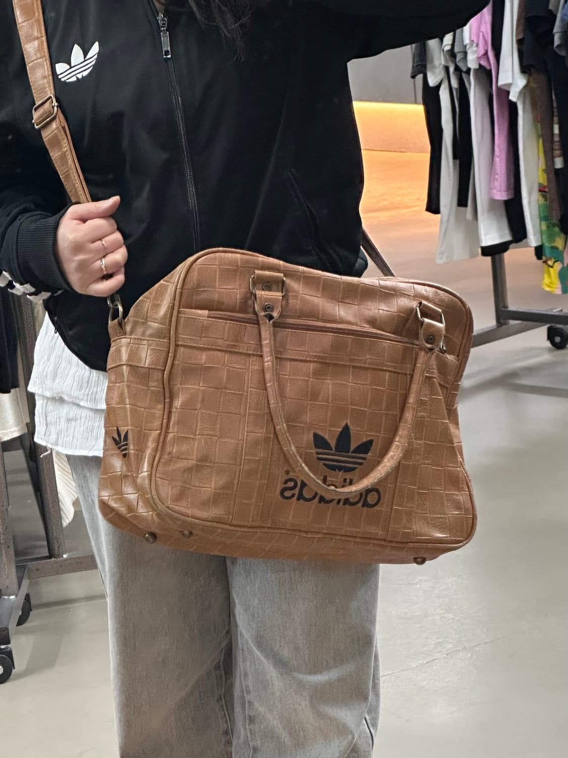 아디다스재팬 스퀘어 패턴 레더 보스턴백 상품이미지7