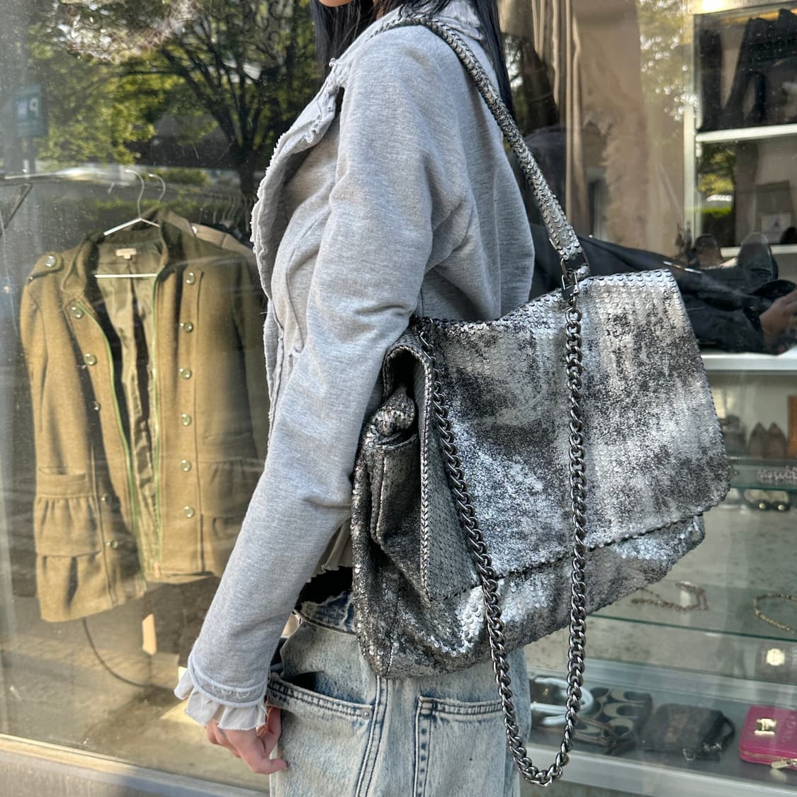 00s 메탈릭 실버 퍼포레이티드 레더 슬라우치 가죽 백 상품이미지3