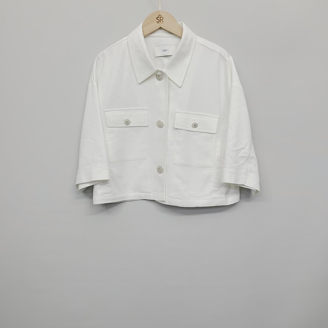 듀엘(DEWL) 화이트 보석 버튼 크롭 자켓 (66) 상품이미지2