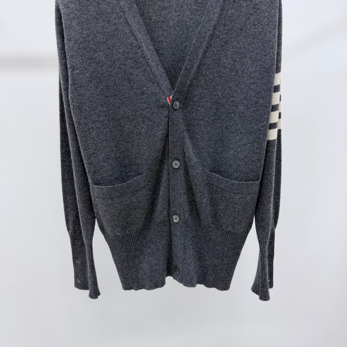[S+급/3] 톰브라운 사선완장 캐시미어 가디건 그레이 상품이미지4