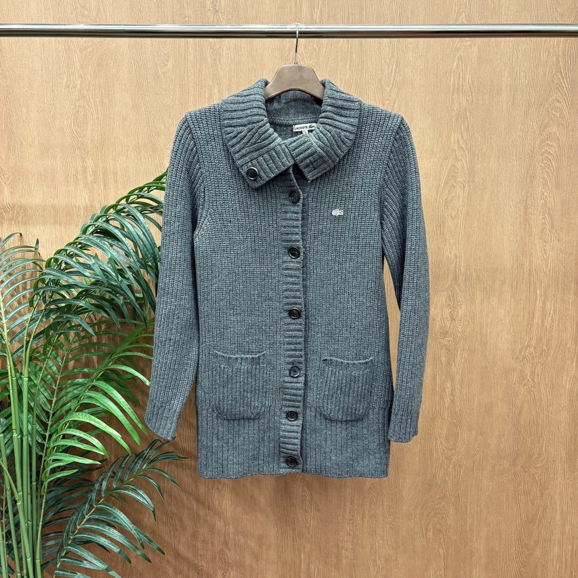 라코스테 하이넥 울 니트 가디건 배색 버튼 로고 자수 디테일 다크 그레이 상품이미지1
