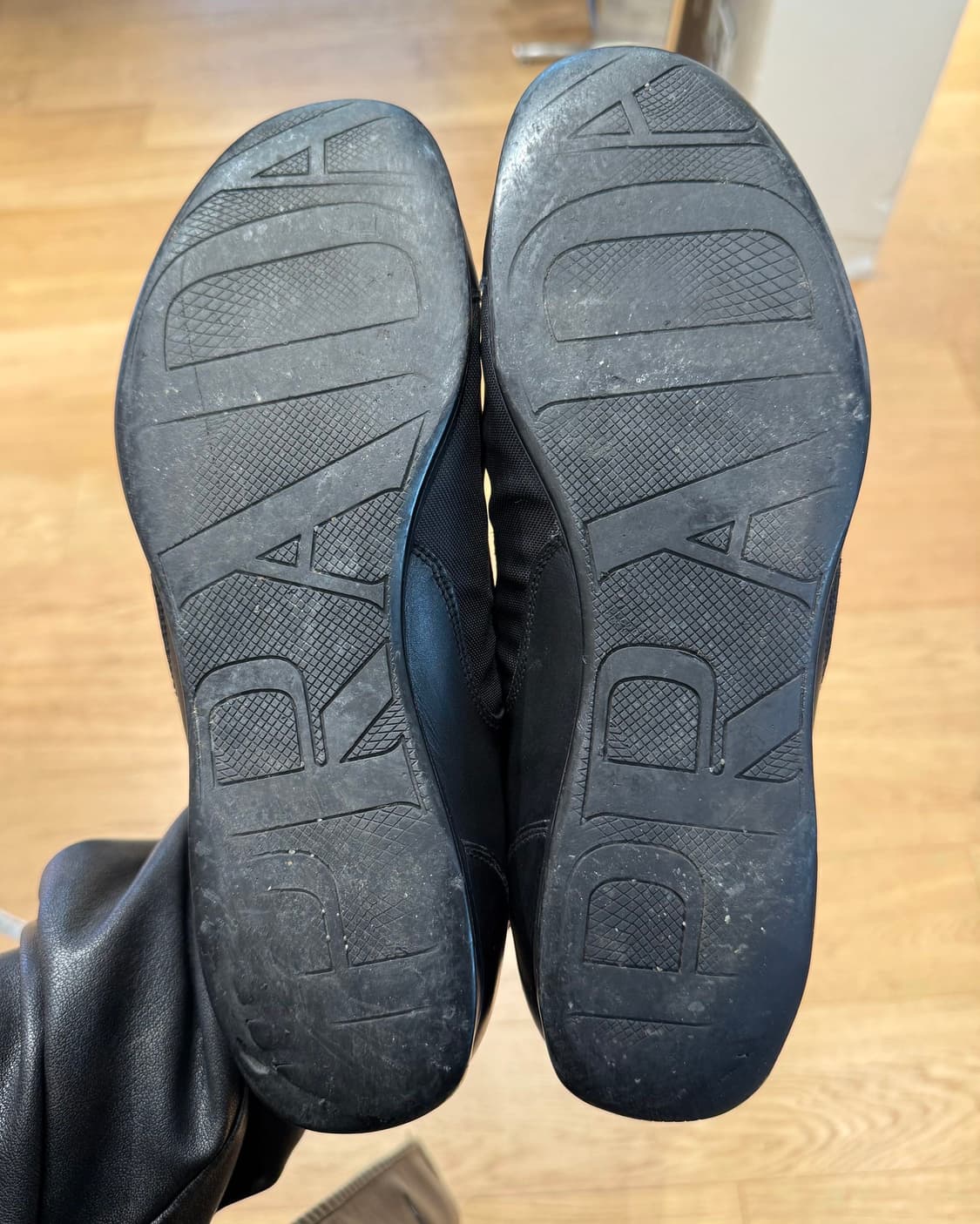 프라다 블랙 레더 스니커즈  상품이미지7