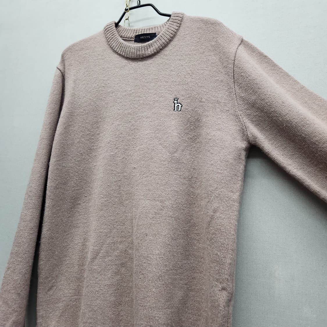 헤지스 로고자수 니트 L 상품이미지2