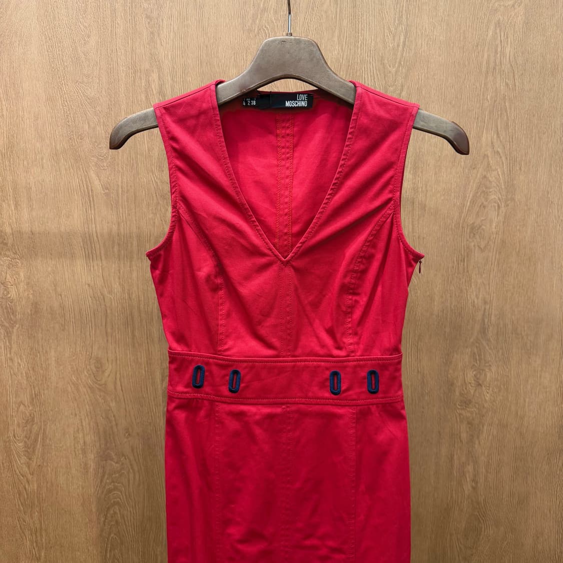 러브 모스키노 브이넥 슬리브리스 원피스 네이비 아일렛 장식 디테일 레드 상품이미지4