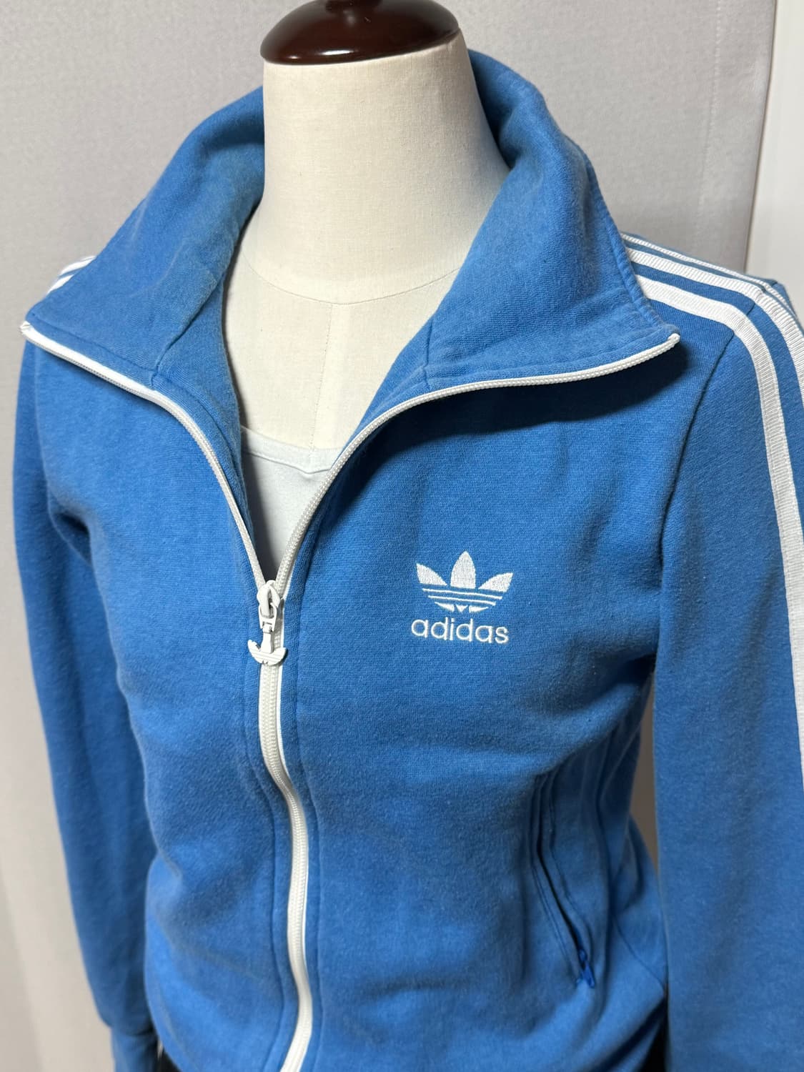 아디다스 Y2K 스카이블루 삼선 크롭 트랙탑 상품이미지4