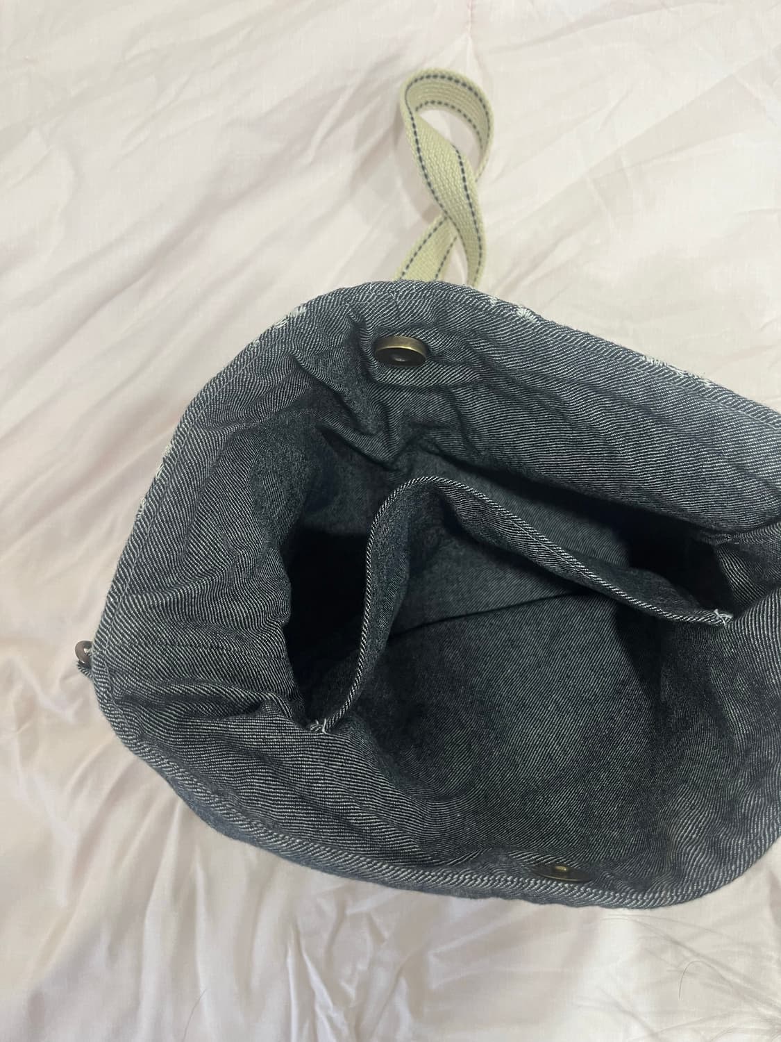 모리걸 레이스 차콜 그레이 크로스백 상품이미지4