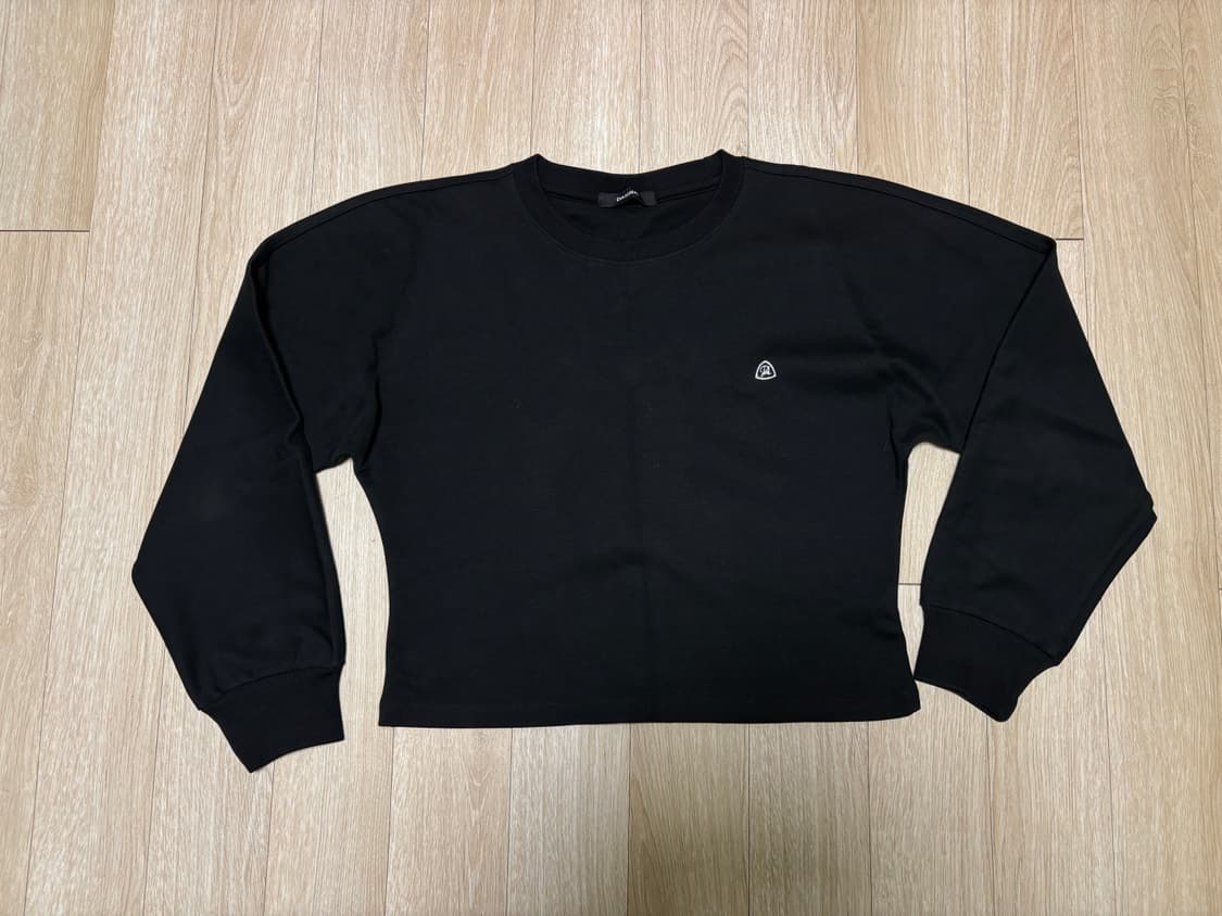 다이애그널 슬리브 실루엣 볼륨 티 블랙 상품이미지1