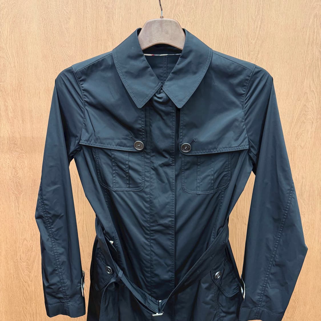 버버리 런던 하프 자켓 벨트 스트랩 플랩 포켓 디테일 슬림핏 블랙 상품이미지4