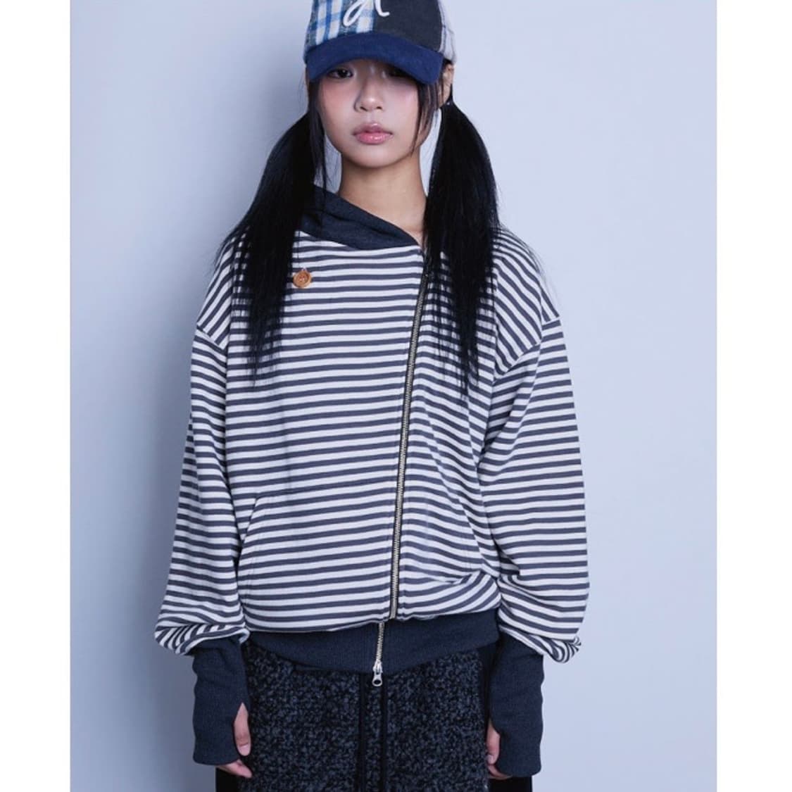 더뮤지엄비지터 stripe unbalance hoodie 상품이미지1
