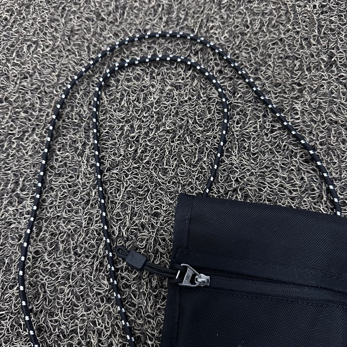 뉴발란스 미니 크로스백 가방 블랙 상품이미지3