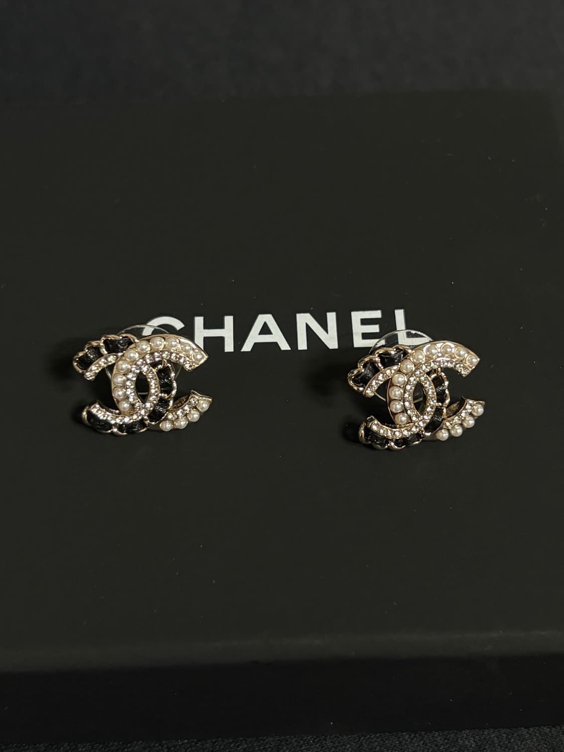 샤넬 정품 cc로고 업사이클링 레더 진주 귀걸이 상품이미지1