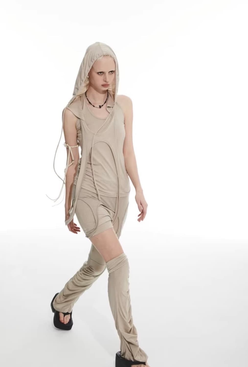 DIFFERENT IS OK Garter Slit Skirt (BE) 상품이미지1