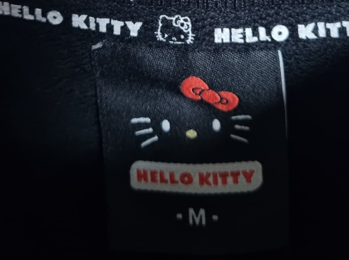 M ) 햇츠온 헬로키티 블랙 맨투맨 상품이미지3