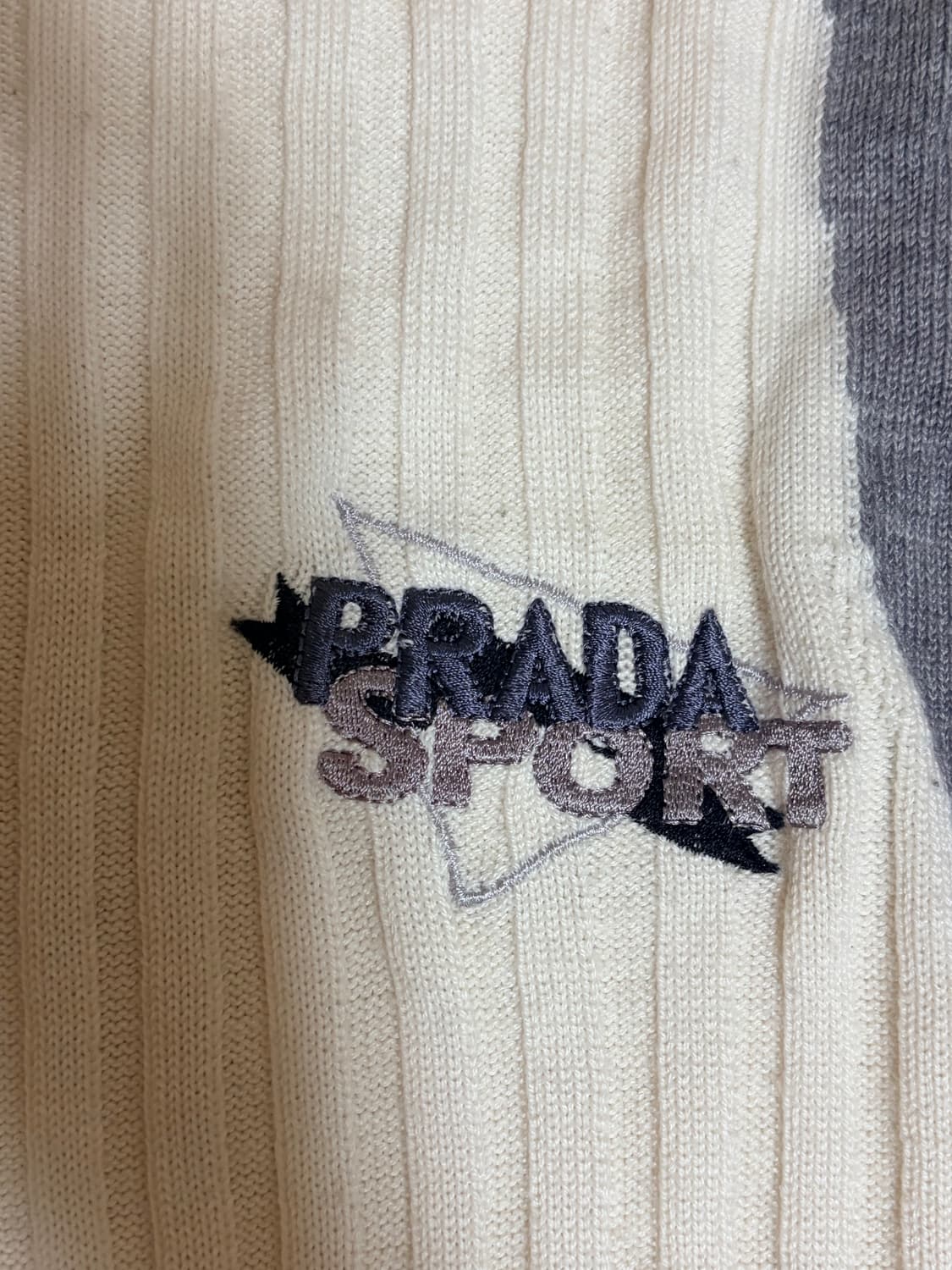 프라다 니트 판매합니다 상품이미지3